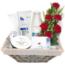 Cosmetic Gift Basket With 6 Piece Red Roses
