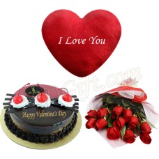 Cake with heart shape pillow and roses