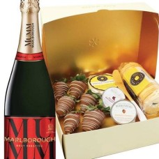 Sparkling Cheese And Strawberry Gift Box