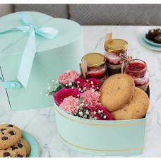 Rose Breeze Combo - Fresh Blooms With Three Cake Jars, And Cookies