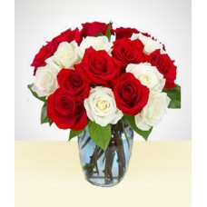 Pretty Smile: 18 Roses Bouquet White and Red