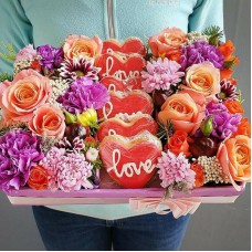Gift,box,made,of,flowers,and,cookies