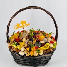 A,gift,for,a,teacher,on,Teacher's,Day,,September,1st,,a,large,basket,of,dried,fruits