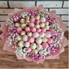Candy,Bouquet,with,strawberries,and,chocolate,and,create,a,gypsophilogue,Strawberry,and,chocolate,for,Mom
