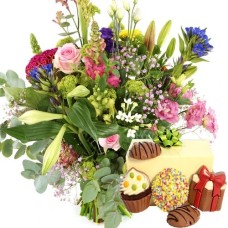 Bouquet or secret garden + 250 grams of festive chocolate (The Secret Garden bouquet medium + festive chocolates 250 grams in a cream bonbon box)