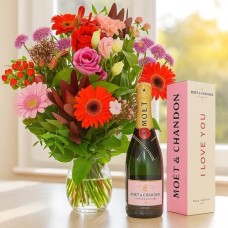 Love bouquet + Rose Champagne (Small bouquet value pink - red + Moet Chandon rose - I love you packaging)