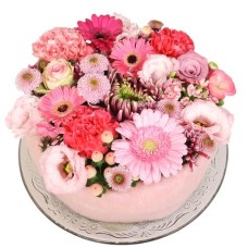 Flower cake in pink shades (Flower cake with medium pink shades on a glass base plate)