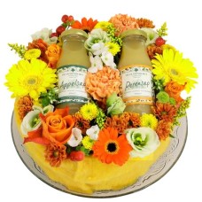Flower cake meets Olmenhorst juices (Medium flower cake orange - yellow - white with an olmenhorst juice on a glass base plate)