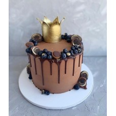 Fresh Berries With Golden Crown Choclate Cake