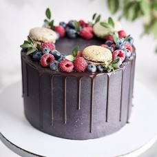 Melting Chocolate And Berries Cake (1 KG)