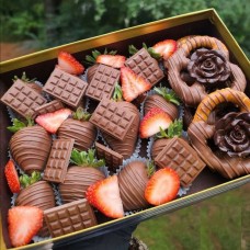 Swiss Chocolate Dipped Strawberries, Mini Bars & Pretzels (6 Strawberry & 3 mini bars & pretzels)