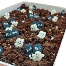 Graveyard Tray Bake for 32