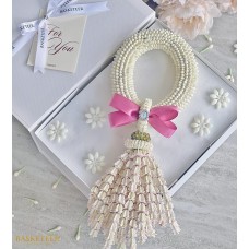 Elegant Fresh Garland Gift for Mum
