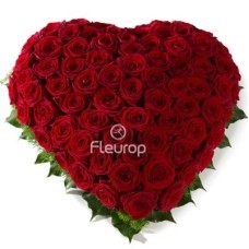Heart of red roses
