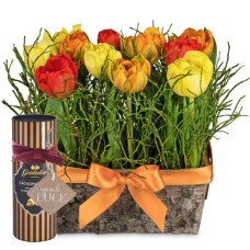 Flower arrangement «Happy Tulip Meadow» with Gottlieber cocoa almonds and hanging gift tag «Good Luck»