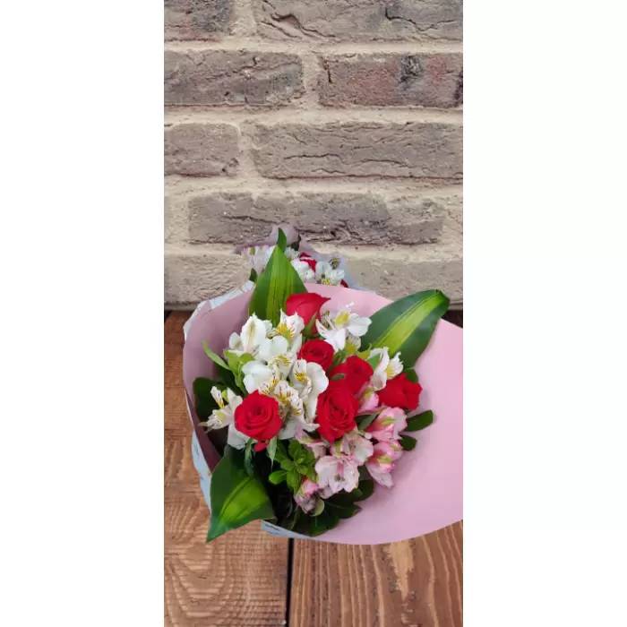 Roses & Astromelias