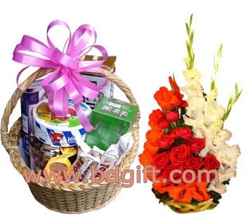 Gourmet Basket W/ Mix Flower Basket