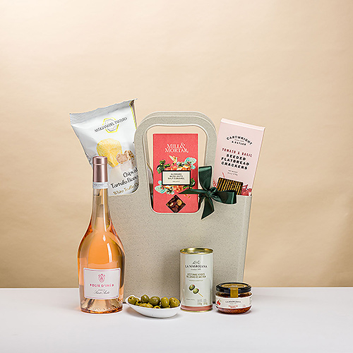 Rose wine in a gourmet picnic basket