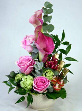 Sweet roses - flower bowl with chocolates M