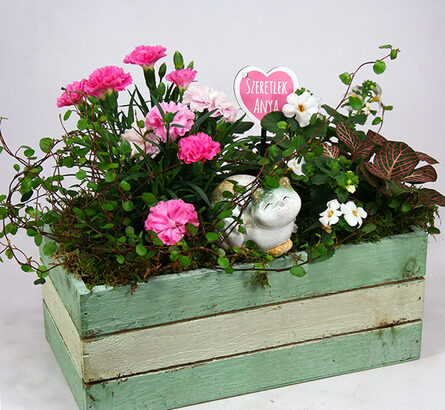 One cat, two cats - Flower arrangement with ceramic cats (Medium)
