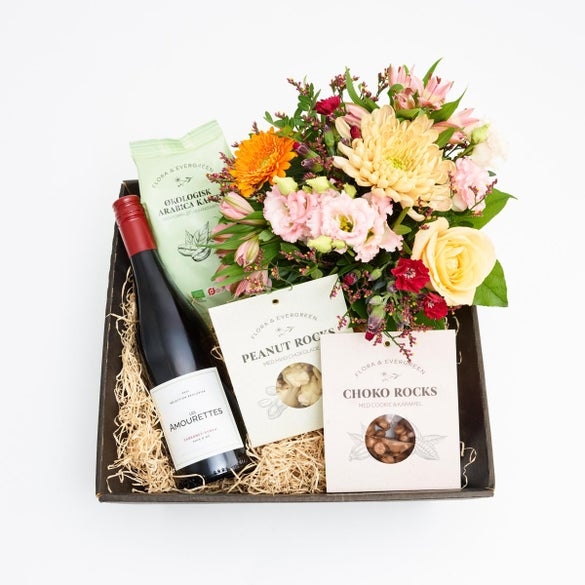 Gift basket with bouquet (Florist's creative choice with alcohol)