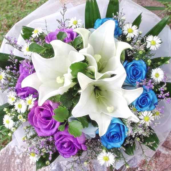 3 White Lily With 4 Blue 4 Purple Roses Handbouquet