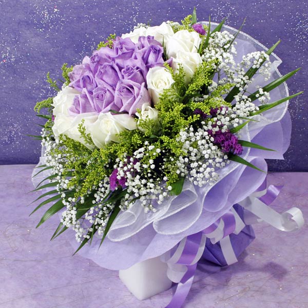 30 Roses  15 Purple 15 White Handbouquet