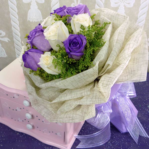 12 Roses  6 Purple 6 White Handbouquet