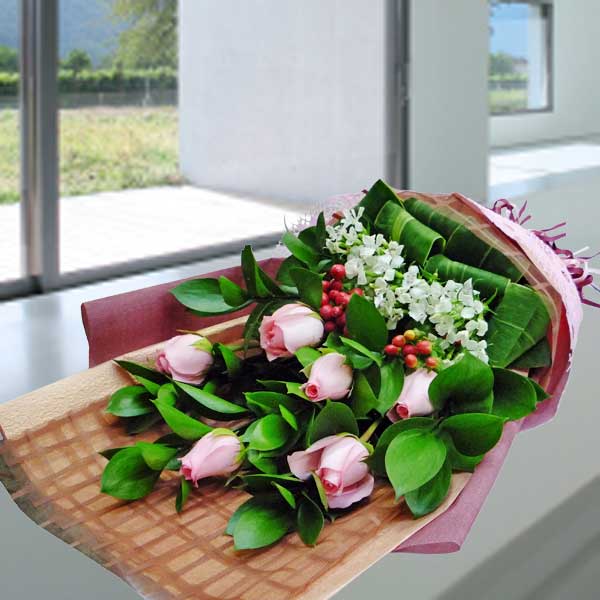 6 Peach Roses With Cordyline Leaves Handbouquet