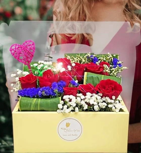 10 Red Roses in Hand Carry Gift Box