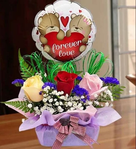 19 Shining Blue Roses Gift Box