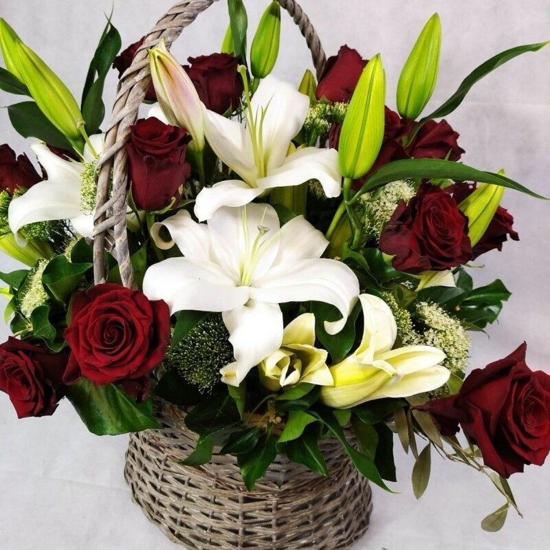 Colorful flowers in a basket (Compact)