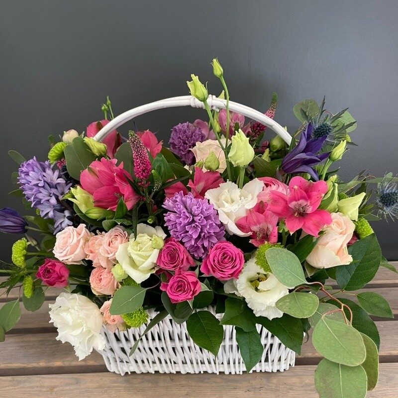 Colorful flowers in a basket (Compact)