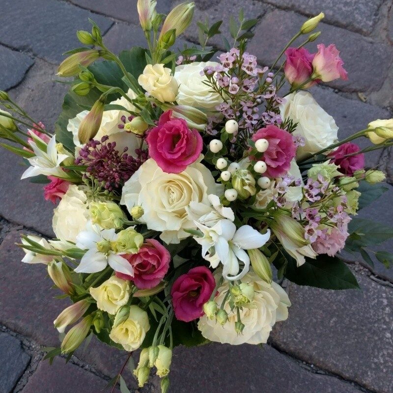 Flower basket with roses (Compact)