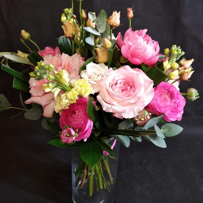 Pink roses with eucalyptus (Compact)