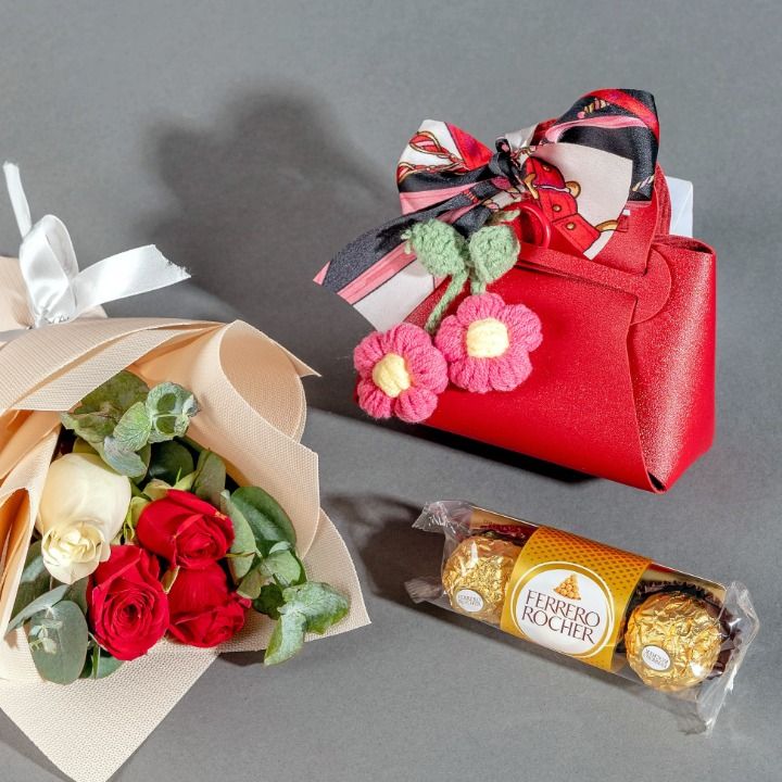 Petite Royale Gift Set (Twilly Bag With Flowers, Chocolates & Charm)
