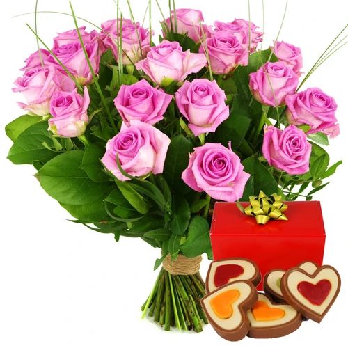 Pink rose hearts chocolate (Bouquet of 10 pink roses + box of bonbons 140 grams of heart-shaped chocolates)