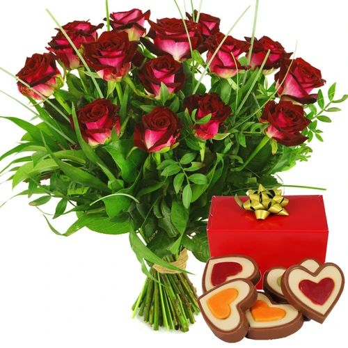 Bouquet of red roses + chocolate hearts (Box of 10 red roses + small box of 140 grams of heart-shaped chocolates)