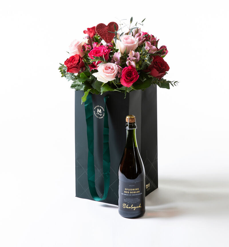 Rose bouquet in gift bag with bubbles