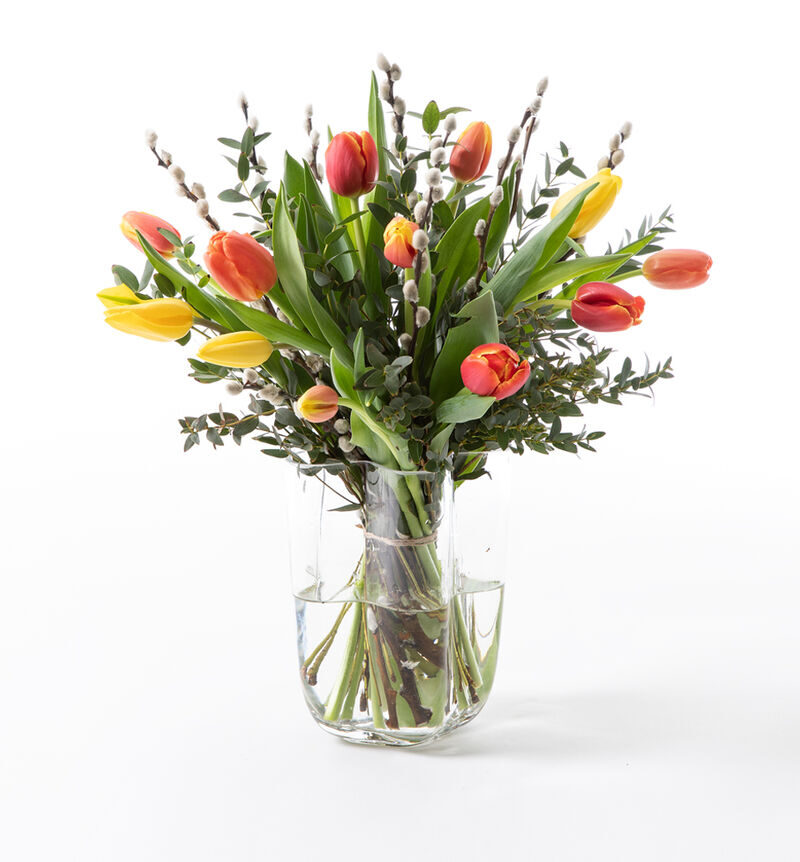 Tulip bouquet with goslings in warm colors