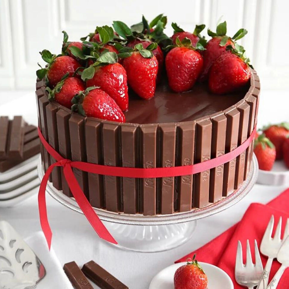 Strawberry-Kitkat Cake
