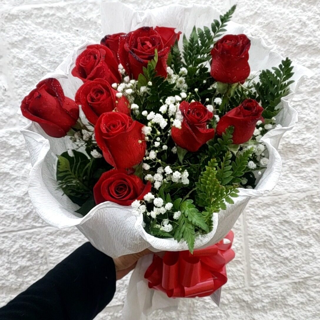 12 roses in Italian bouquet