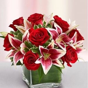 LOW ARRANGEMENT OF ROSES AND PINK LILIES