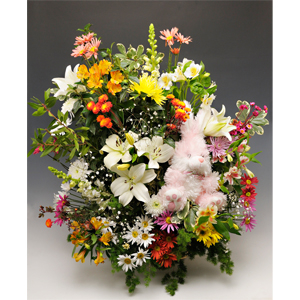Floral arrangement with lilies, roses and San Vicentes Premium