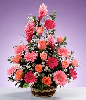 Floral arrangement with gerberas and pink roses