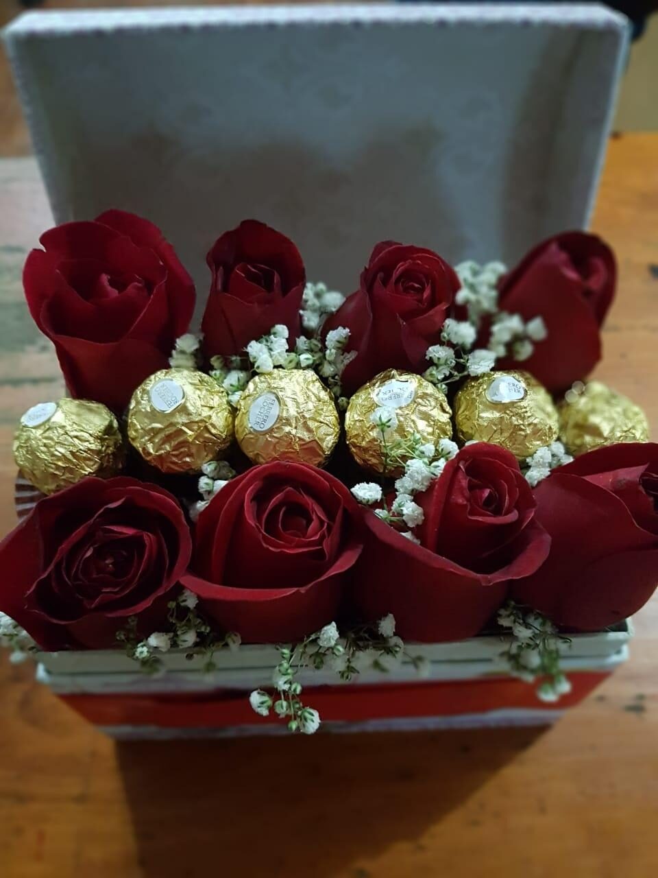 TRUNK WITH ROSES AND FERRERO