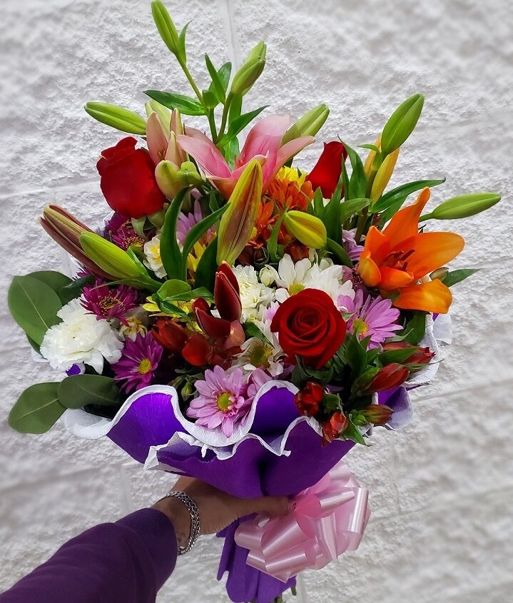 Assorted round bouquet with roses