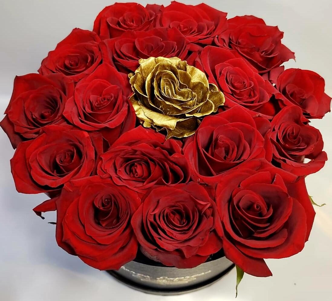 Box of 18 Roses, Red and gold
