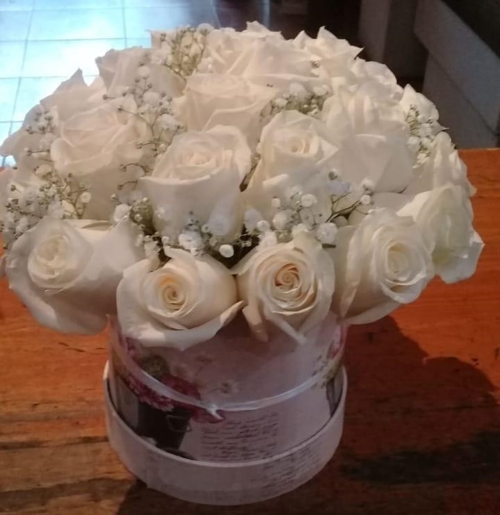 BOXES WITH 25 IMPORTED ROSES
