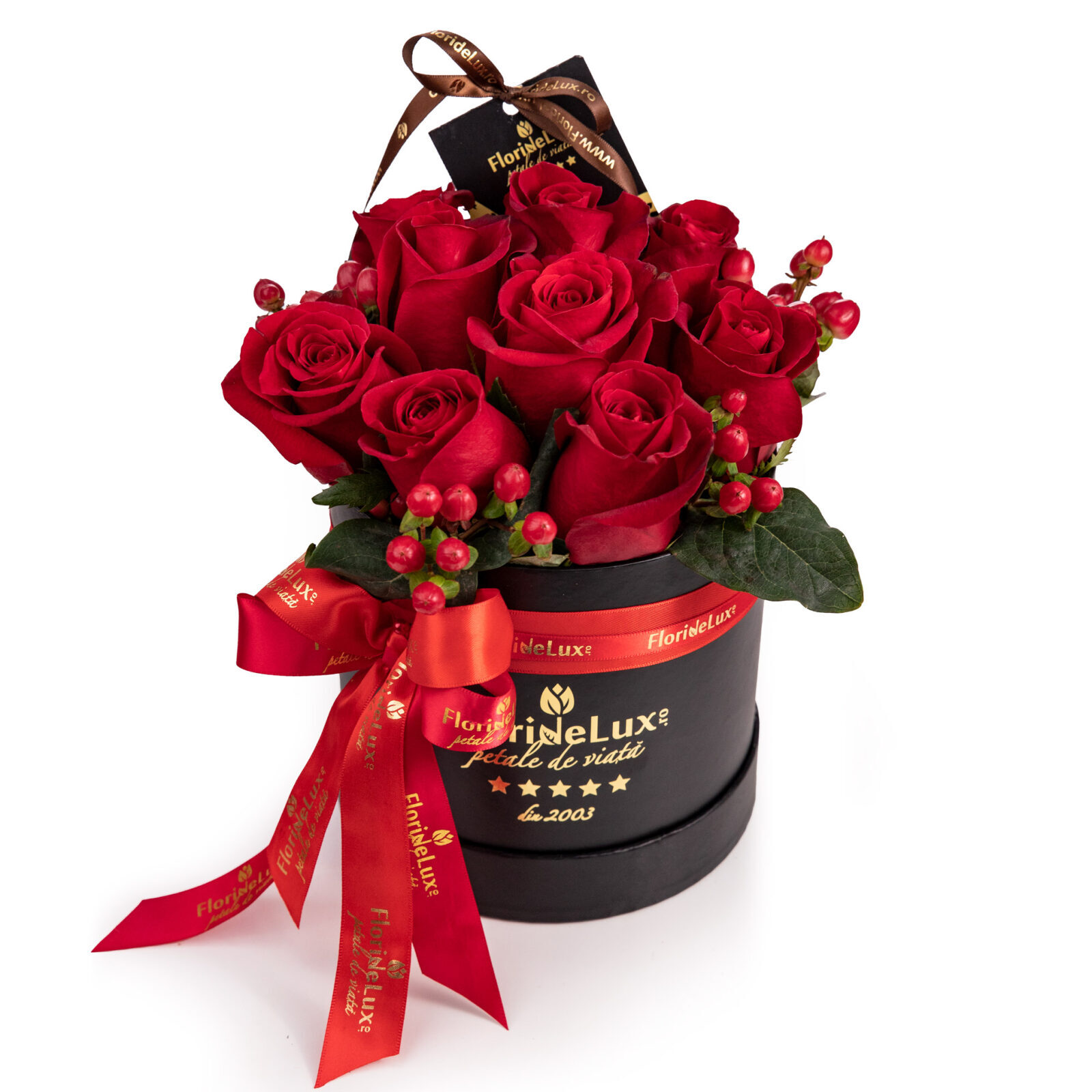 Gift box with roses and hypericum (standard)